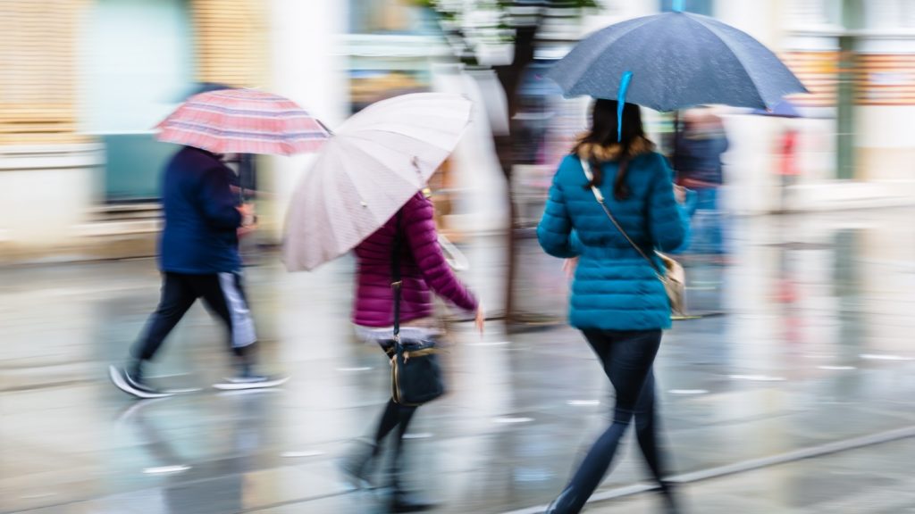 Wet weather sees shoppers turn to online