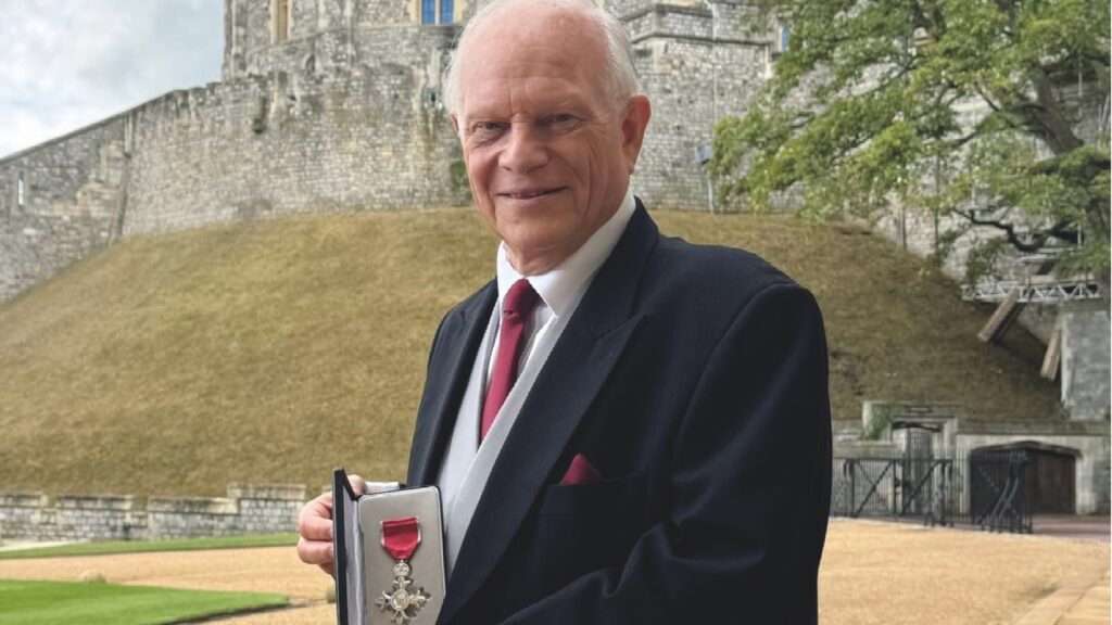 HiB chairman Warren Ginsberg presented MBE 2